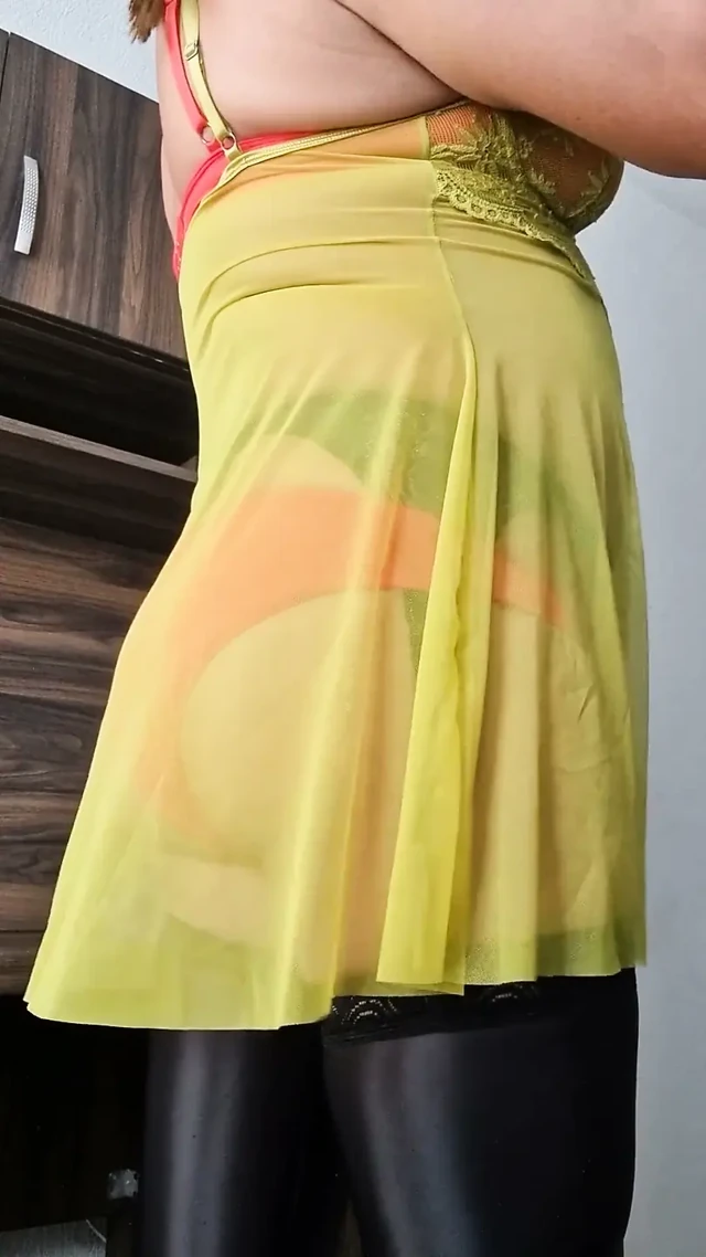 Seksi ve çağrıştırıcı şeffaf bebek bebek, kırmızı iç çamaşırı