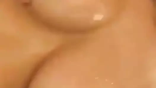 Ateşli kız mükemmel göğüslerini ortaya çıkarıyor