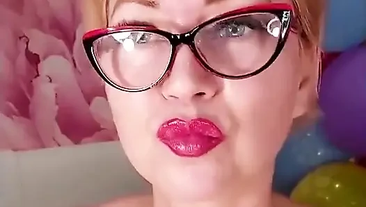 Renkli balonların arka planında olgun bir kaltağı dildoyla sikiyor