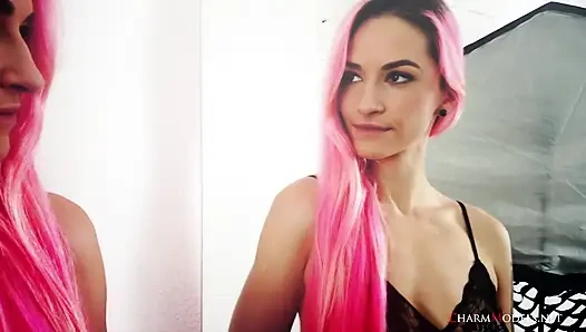 Duvardaki ayna seksi pembe saçlı kız adele