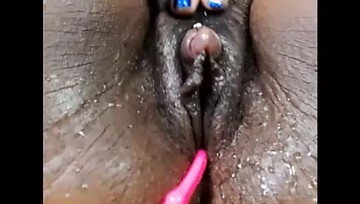 Büyük klitoris emmeyi seviyorum.