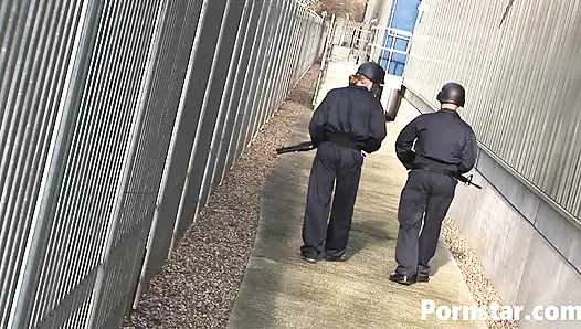 Genç casuslar Audrey Bitoni ve Cassie delikanlılar tarafından sikiliyor