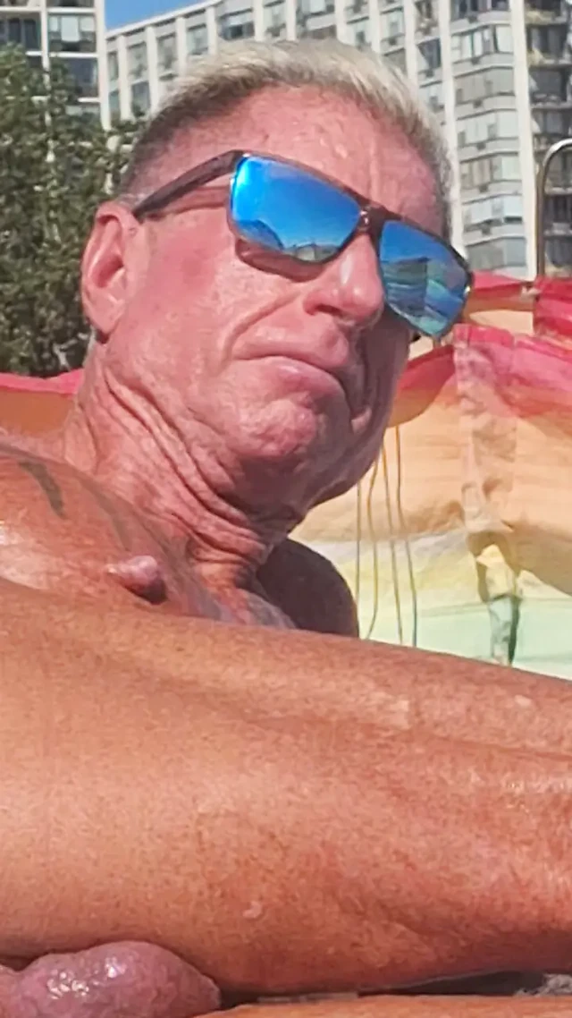 Key West plajda yeni dildosunu yağlayarak kullanıyor