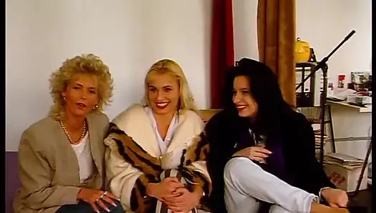 Klasik kızlar oyuncu seçmelerinde soyunuyor ve birbirlerine dokunuyor