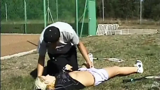 Sıkı fahişe futbol sahasında sikişiyor