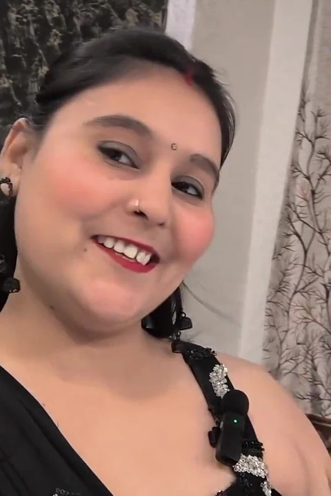 Pizzacı adam Hintli bayanı bedava pizza için sikiyor