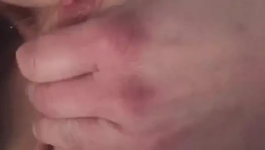 O yatakta onu kedi ve göğüsler ile oynamak