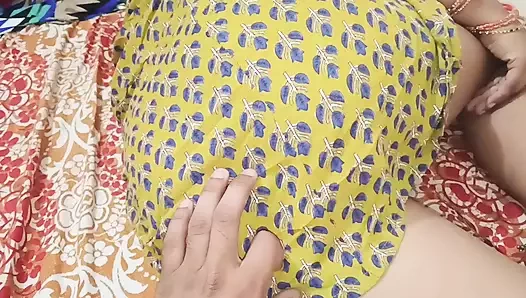 Hintli kız sevgilisinin onu sikmesine izin veriyor