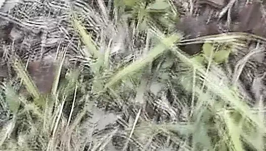 Model farklı kıyafetlerle dikkat çekiyor