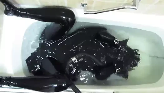 Banyoda lastik kız.