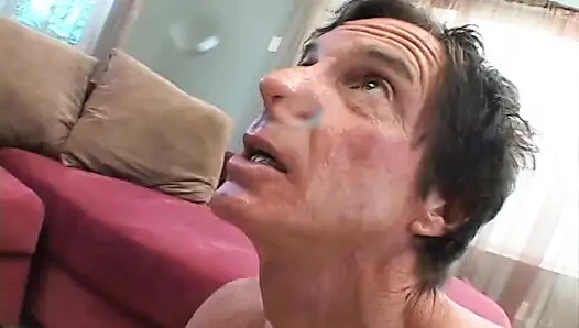 Seksi kız canavar bir yarağı emiyor ve sonra kanepede oturup boşalıyor