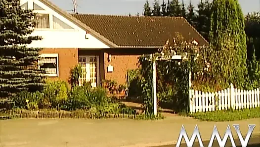 Esmer genç kız havuzda sikişiyor