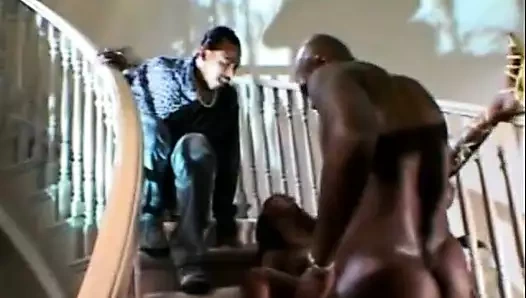 Büyük memeli zenci sürtük ıslak amını siktiriyor