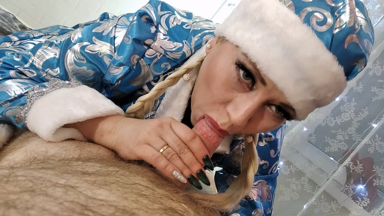 Olgun Noel Baba kızın oral performansı yakın çekim...))