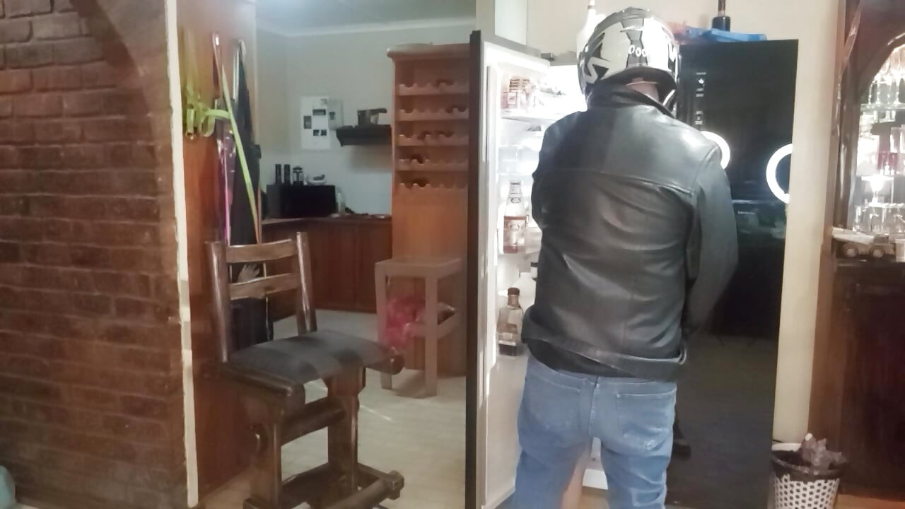 Anal panal buzdolabı sürtük eski kız arkadaşını sikiyor