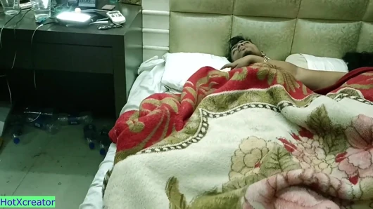 Genç üvey erkek kardeş evli üvey kız kardeşe karşı sabah seks! Ateşli seks