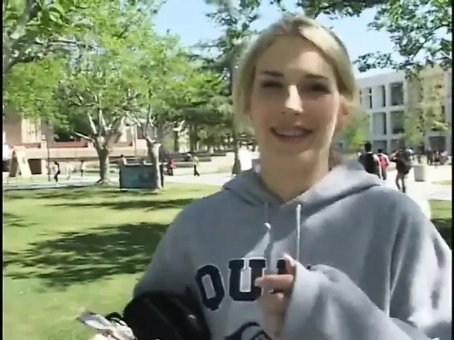 Blond collegepige får sin fisse suttet og kneppet af en ældre fyr