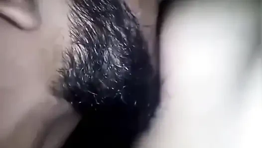 Mükemmel Hintli kız büyük göğüslerini emiyor ve üvey erkek kardeşi tarafından sikişiyor