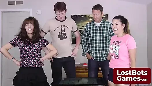 Sana benimkileri göstereyim striptiz grubu sutyenleri veya iç çamaşırlarını çıkarmayı öğreniyor