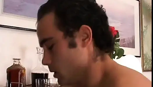 Güzel vücutlu olgun fahişe sert sikişiyor ve sonra göğüslerine sıcak döl alıyor