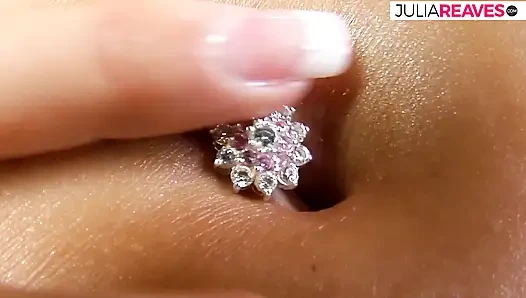 Azgın hatun tıraşlı amcığını büyük bir dildoyla sikiyor