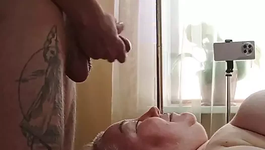 Kız arkadaşımın ağzını dölle doldurmak için mastürbasyon yapıyor