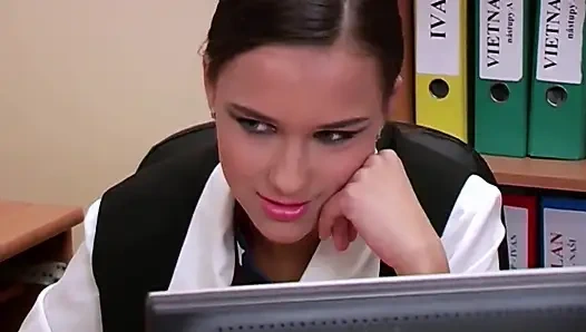 Genç öğrenci kalın yarakla sikişiyor