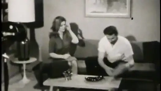 Ateşli klasik orta yaşlı seksi kadınlar şehvetli soyunuyor
