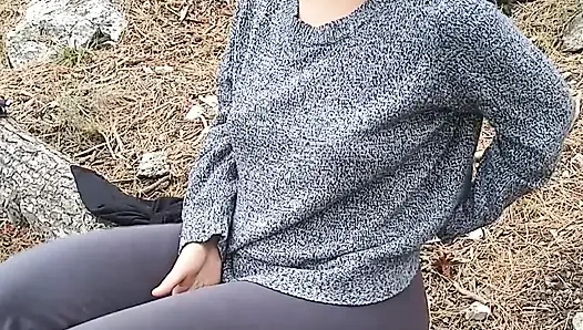 Yabancı büyük götü sürtüyor ve halka açık ormanda sikiliyor