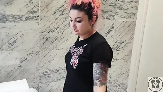 Normal bir duşdan önce sidik altın duşta yüzüme işiyorum