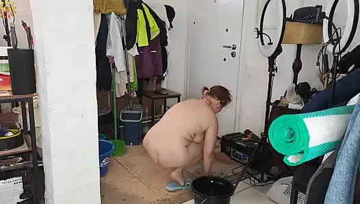 Gerçek natürist mutfak temizliği: çıplak çift yerleri yıklıyor