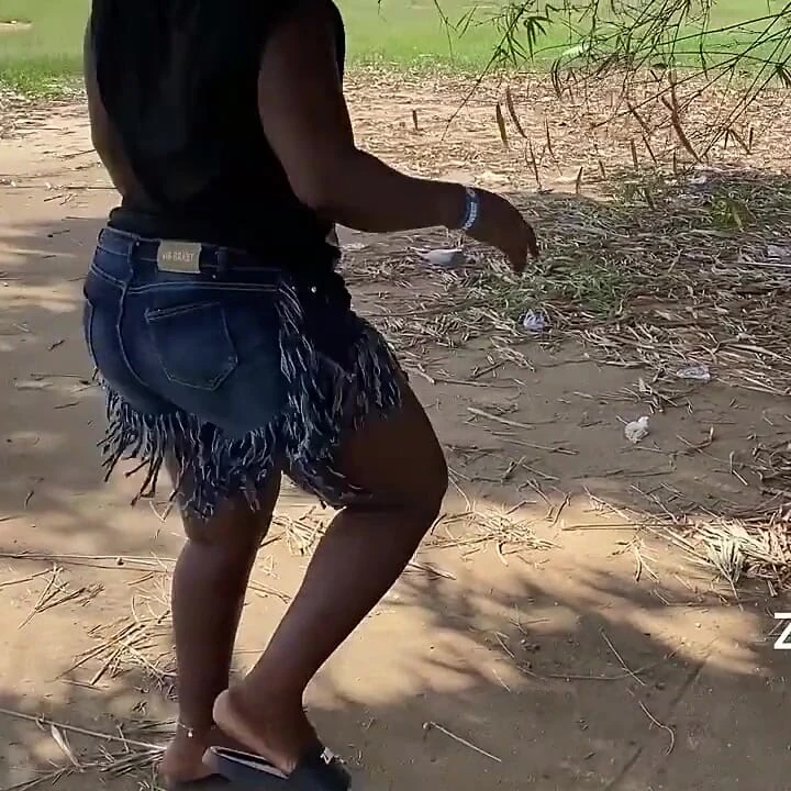 Afrikalı Zenci Seksi Zenci Kız Herkesin Içinde Kahkahalarla Dans Ediyor