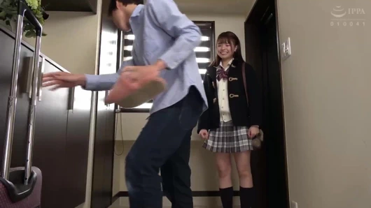 Ahlaksız genç üvey kız kardeş üvey erkek kardeşinin dairesini ziyaret ediyor. 2