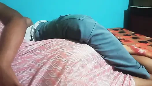 Hintli kadın erkek arkadaşıyla romantizm yaşıyor