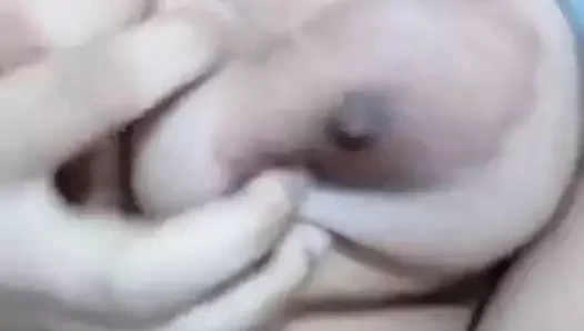 Busty kız parmak kedi