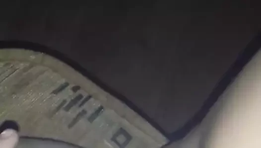 Rumen kız onu kedi ile oynuyor