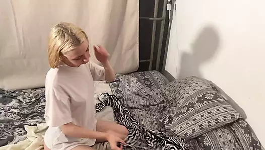 Üvey babamın kız arkadaşı bana saksoyla sürpriz yapıyor