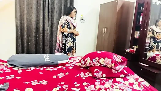 Evli abla küçük erkek kardeş tarafından sikiliyor ve kocası yurtdışında olduğu için amcığı sulanıyor.