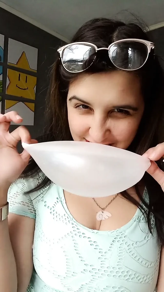 Bubblegum yakın çekim çiğneme ve sakso - tavşan delisi