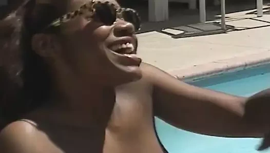 siyah bebeğim berbat ve sürmek horoz yanında bir havuz