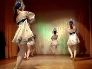 Güzel kızlar dans ediyor.