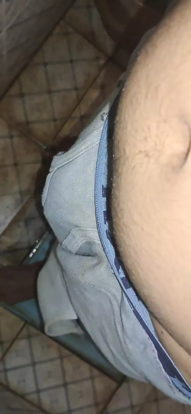 Hintli adam banyoda sikine oynuyor xxx