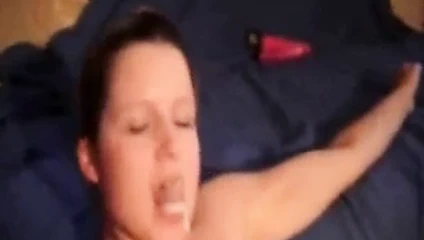 Seksi Alman esmer gets becerdin üzerinde kanepe