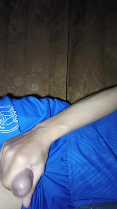 Dışarı çıkana kadar futbol pantolonuyla mastürbasyon | Klip 1