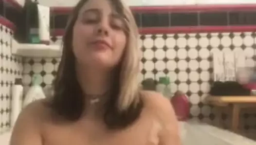Bbw içinde kabarcık banyo sürtme memeler
