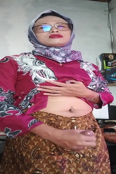 Seksi tesettürlü tesettürlü mitha zhe yarağa mastürbasyon yapıyor