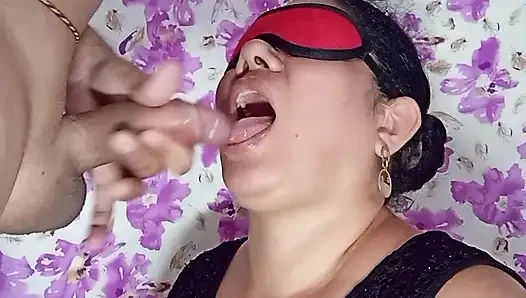 Güzel komşu göz maskesi ile gırtlağına kadar alıyor