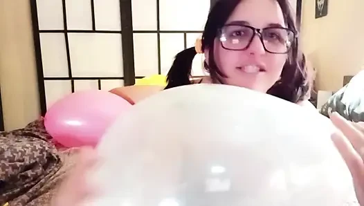 Sevimli at kuyruklu kız sakso ve balon patlatıyor - bunny looner