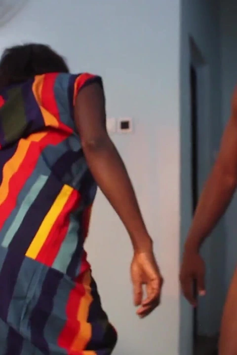 Müslüman Orta Yaşlı Seksi Kadın Davet Edildi Ve Götü 2 Büyük Yarakla Sikiliyor