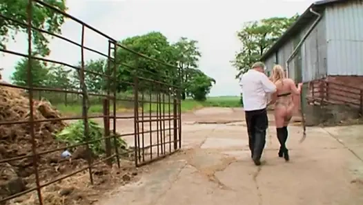 Bağlı Sarışın Yoğun BDSM Üçlü Sekse Boyun Eğiyor